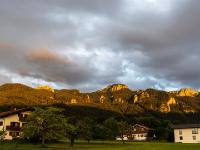 Goldenes Abendlicht auf den Bergen bei Aschau